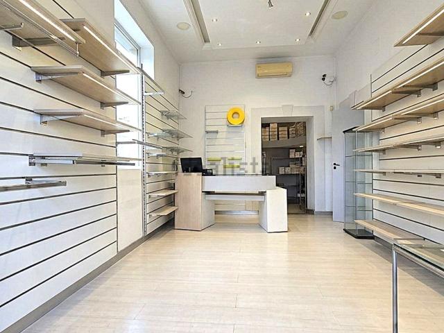 Locale Commerciale in affitto a San Marcellino, Campania
