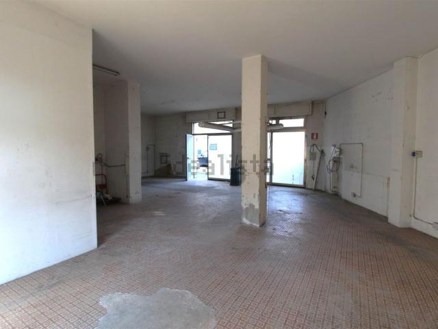 Locale Commerciale in affitto a Lecchi, Toscana
