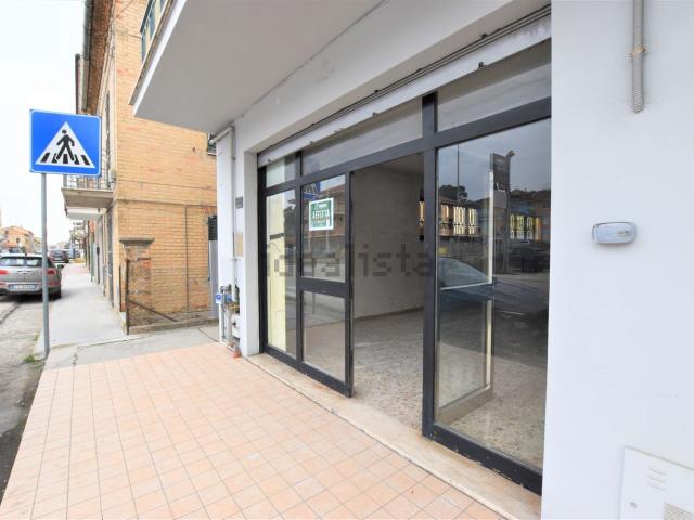 Locale Commerciale in affitto a Marche, Fermo