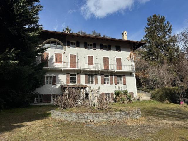 Locale Commerciale in vendita a Saint Pierre, Aosta