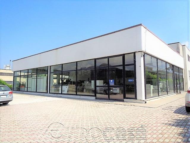 Locale Commerciale in vendita a Sant'Erminio, Cenerente