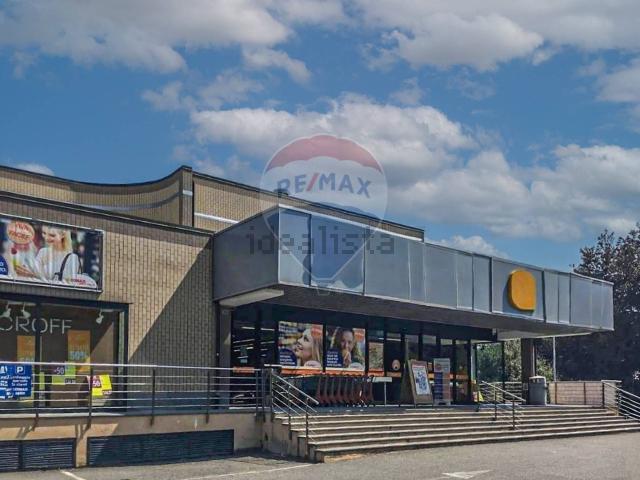 Locale Commerciale in vendita a Mercurago, Arona