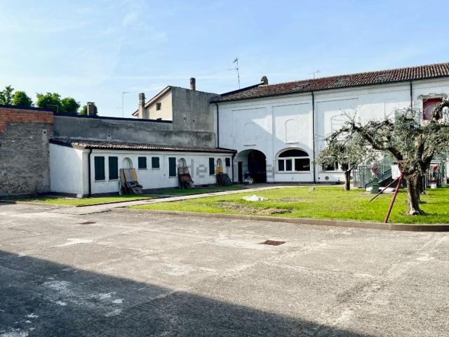Locale Commerciale in vendita a Guidizzolo, Lombardia