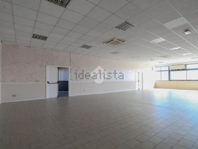 Locale Commerciale in vendita a Unione dei comuni del Distretto Ceramico, Sassuolo