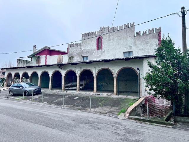 Locale Commerciale in vendita a Marche, Pesaro E Urbino