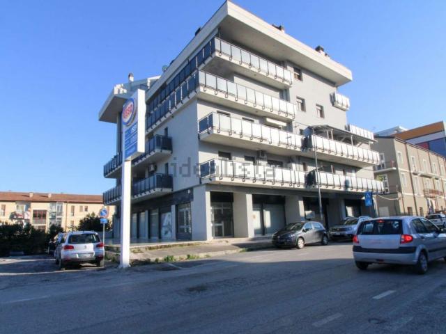 Locale Commerciale in vendita a Gammarana, Teramo