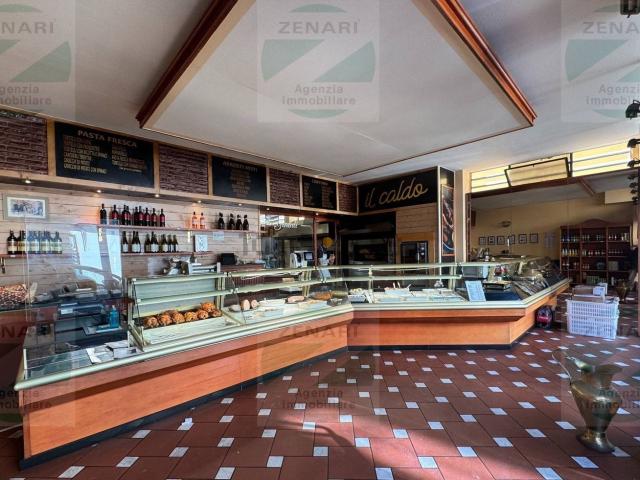 Locale Commerciale in vendita a Comunità Rotaliana-Königsberg, Mezzolombardo