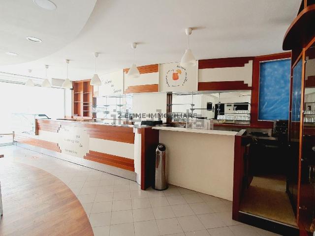 Locale Commerciale in vendita a Brecciarolo, Marche