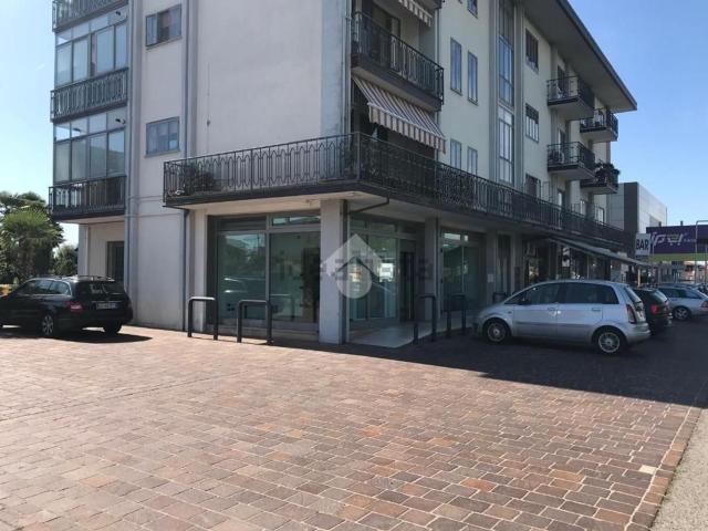 Locale Commerciale in vendita a Pilastroni, Bassano Del Grappa