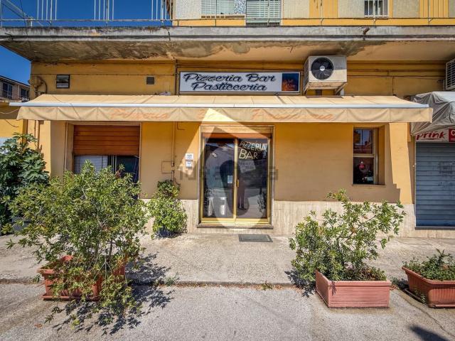 Locale Commerciale in vendita a Jesi, Ancona