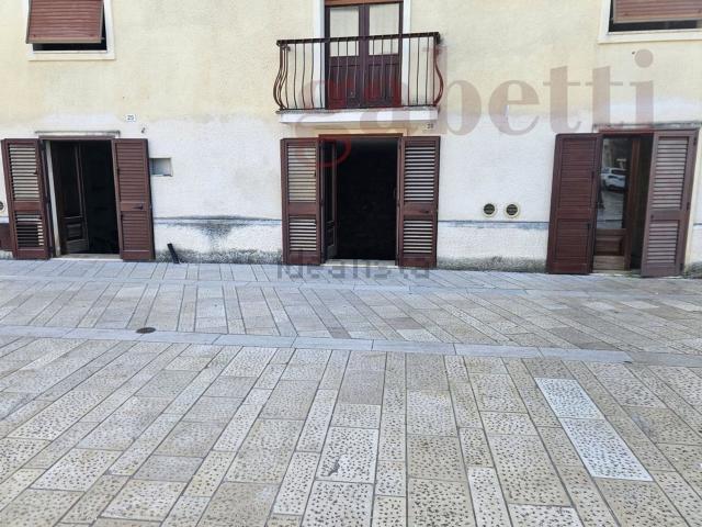 Locale Commerciale in vendita a Puglia, Lecce