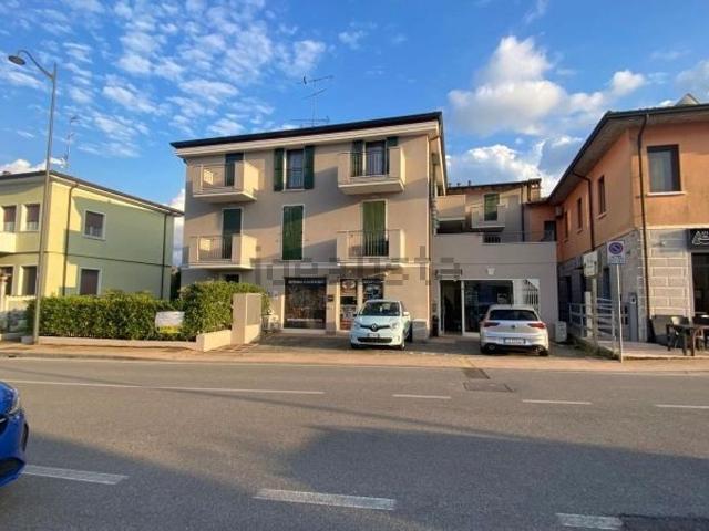 Locale Commerciale in vendita a Rivoltella del Garda, Desenzano Del Garda
