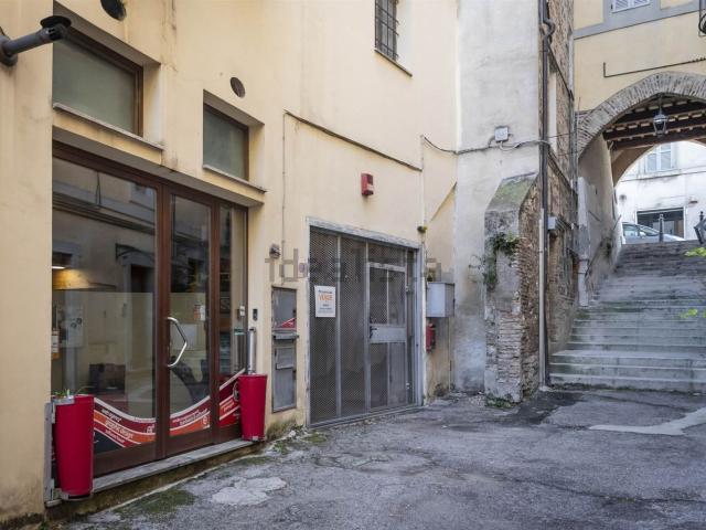 Locale Commerciale in vendita a Marche, Macerata