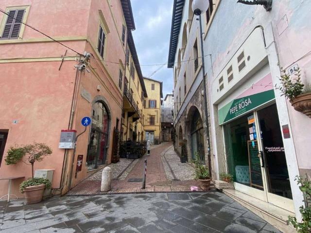 Locale Commerciale in vendita a Spoleto, Umbria