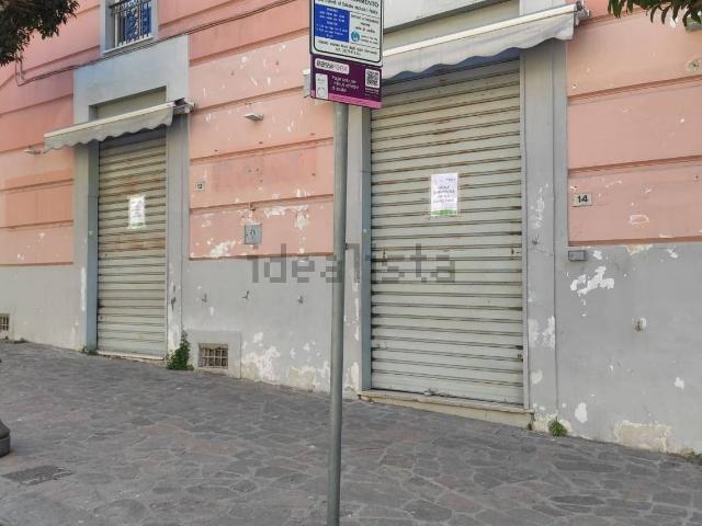 Locale Commerciale in vendita a Maddaloni, Campania