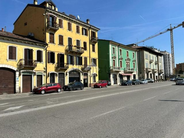 Locale Commerciale in vendita a Sud-Est, Brenzone