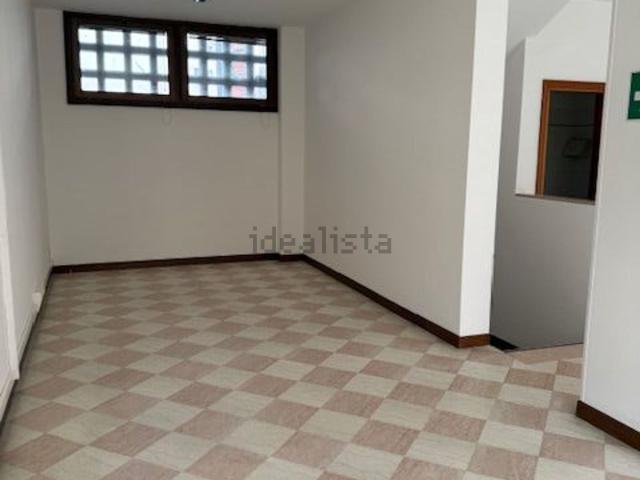 Locale Commerciale in vendita a Largo Parolini, Bassano Del Grappa