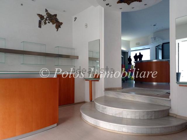 Locale Commerciale in vendita a Marche, Fermo