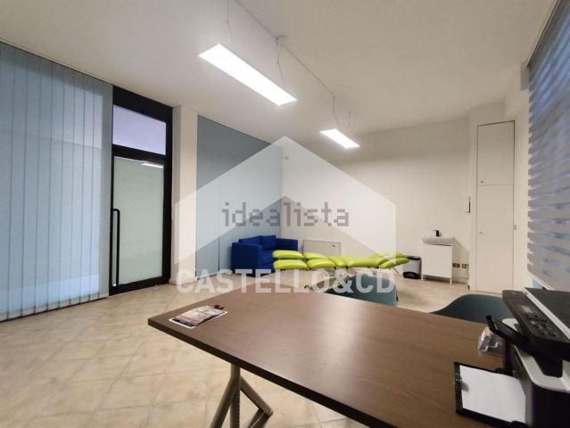 Locale Commerciale in vendita a Padenghe Sul Garda, Lombardia