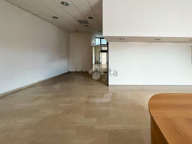 Locale Commerciale in vendita a Pizzighettone, Lombardia