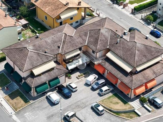 Locale Commerciale in vendita a Oppeano, Veneto