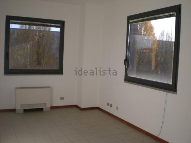 Locale Commerciale in vendita a Villaggio Stranieri-Bazzarola, Re