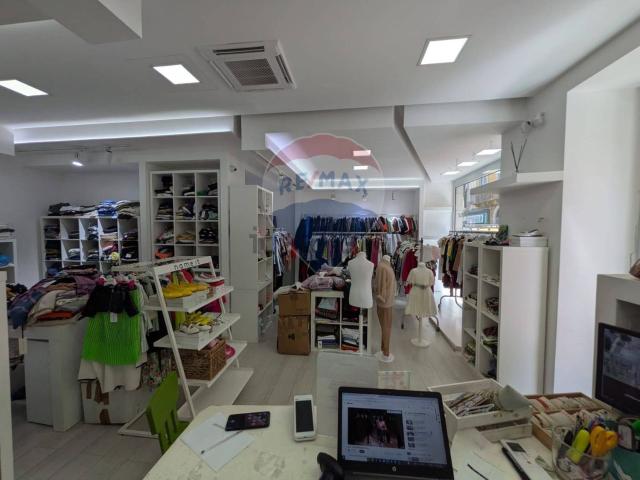 Locale Commerciale in vendita a Municipio 1, Puglia