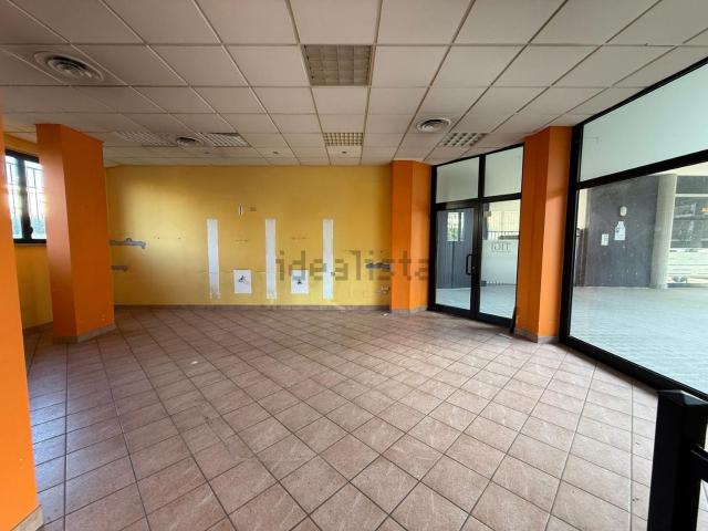 Locale Commerciale in vendita a Abbazia, Sesto Calende