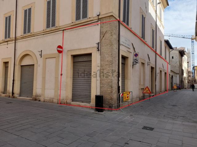 Locale Commerciale in vendita a Foligno, Umbria