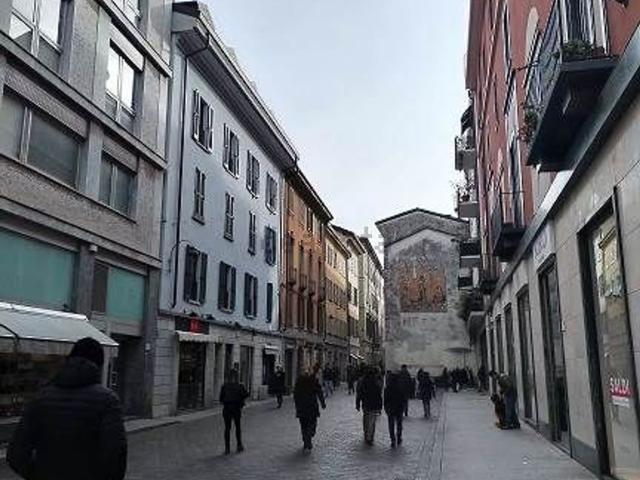 Locale Commerciale in vendita a Sant'Agostino, Como