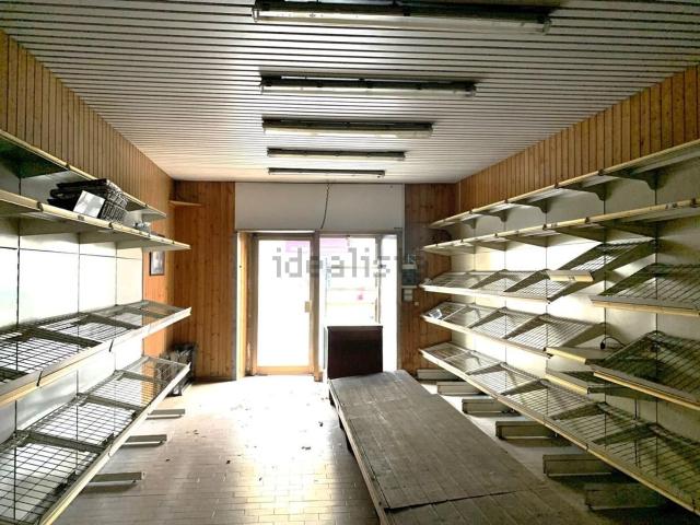 Locale Commerciale in vendita a Albate, Como