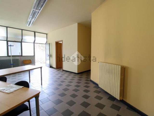 Locale Commerciale in vendita a Barzago, Lombardia