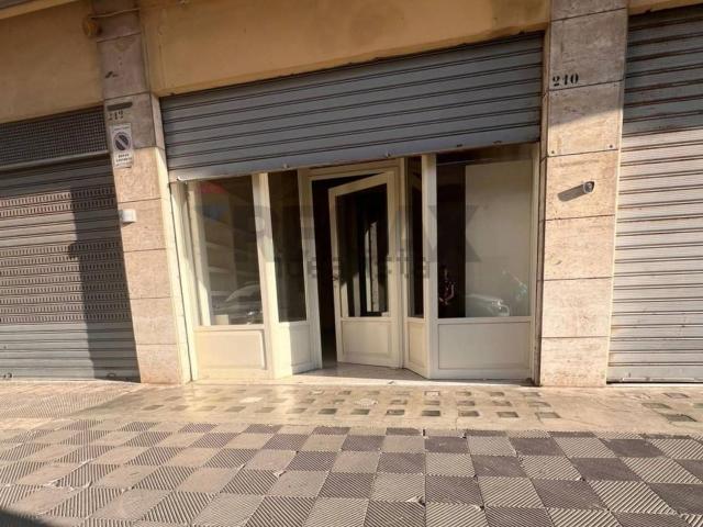 Locale Commerciale in vendita a Puglia, Bari
