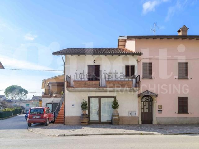Locale Commerciale in vendita a Gubbio, Umbria