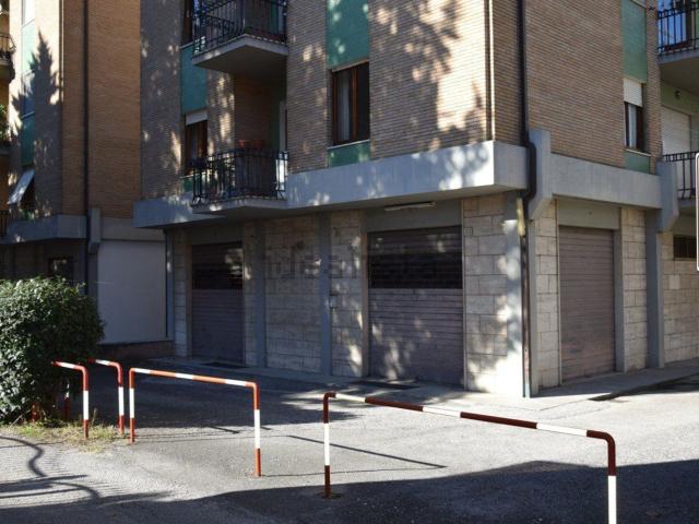 Locale Commerciale in vendita a Foligno, Umbria