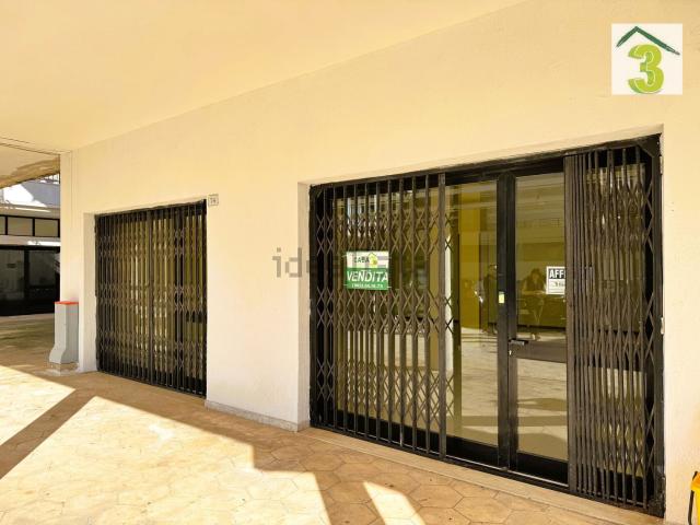 Locale Commerciale in vendita a Puglia, Lecce
