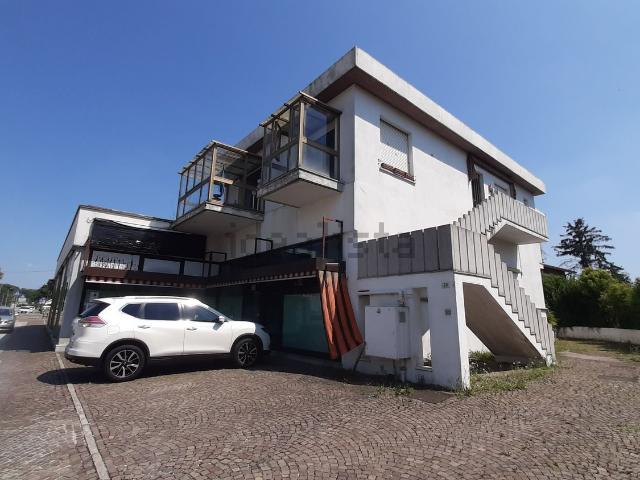 Locale Commerciale in vendita a Pozzuolo Del Friuli, Friuli-Venezia Giulia