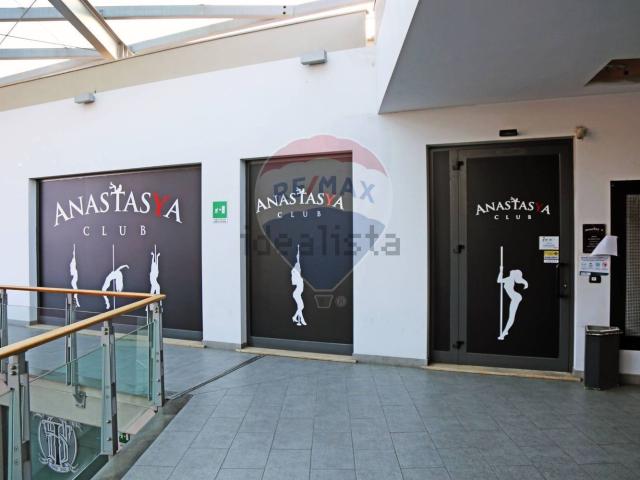 Locale Commerciale in vendita a Carvico, Lombardia