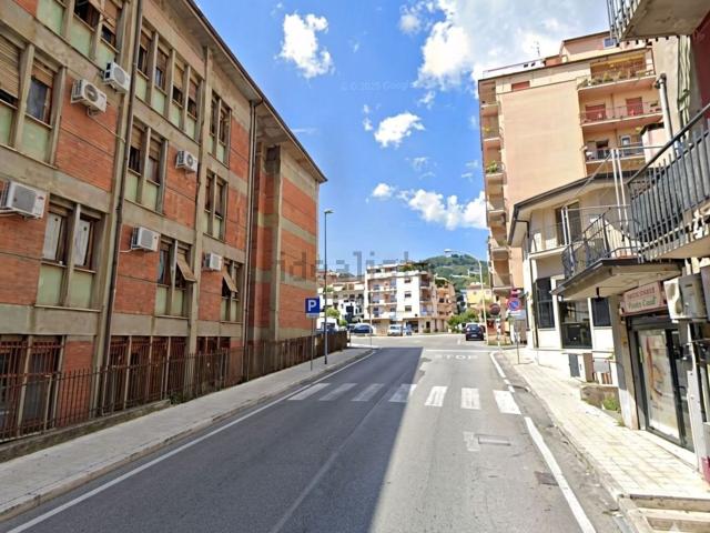 Locale Commerciale in vendita a Calabria, Catanzaro