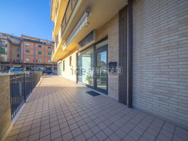 Locale Commerciale in vendita a Marche, Fermo