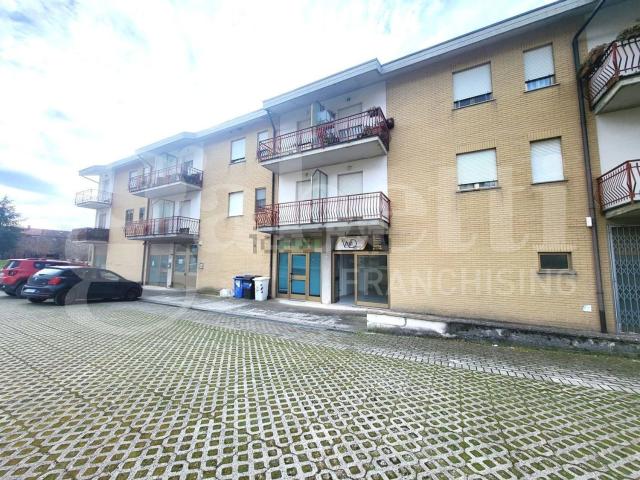 Locale Commerciale in vendita a Gubbio, Umbria