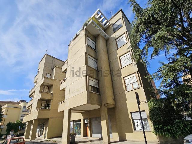 Locale Commerciale in vendita a Foligno, Umbria