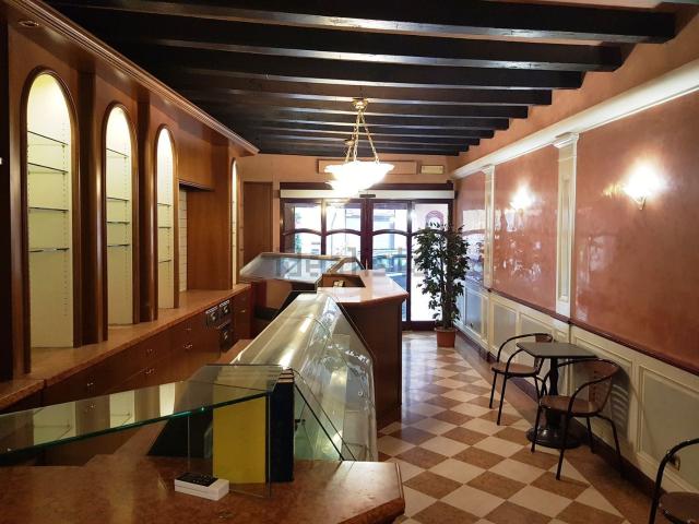 Locale Commerciale in vendita a Rubiana, Caprino Veronese
