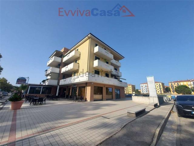 Locale Commerciale in vendita a Marche, Macerata