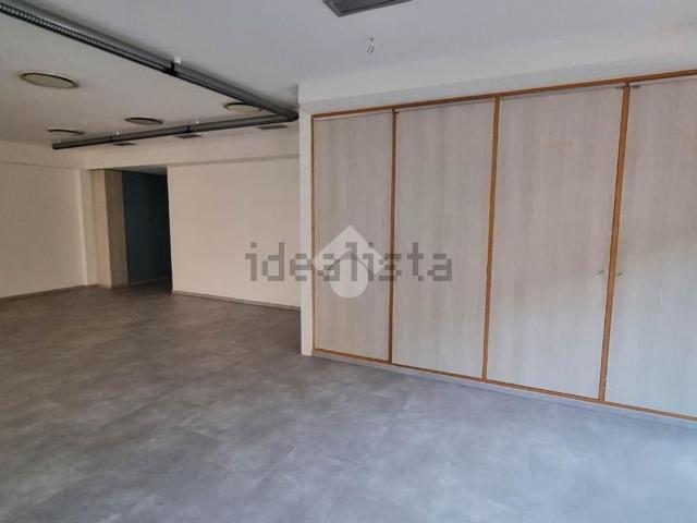 Locale Commerciale in vendita a Besana In Brianza, Lombardia