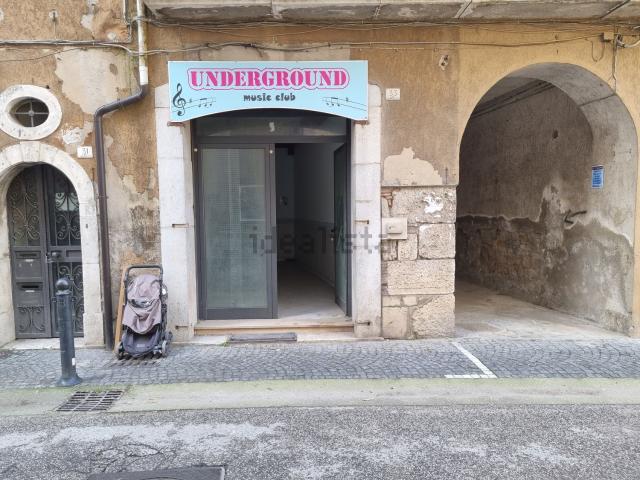 Locale Commerciale in vendita a Atripalda, Campania