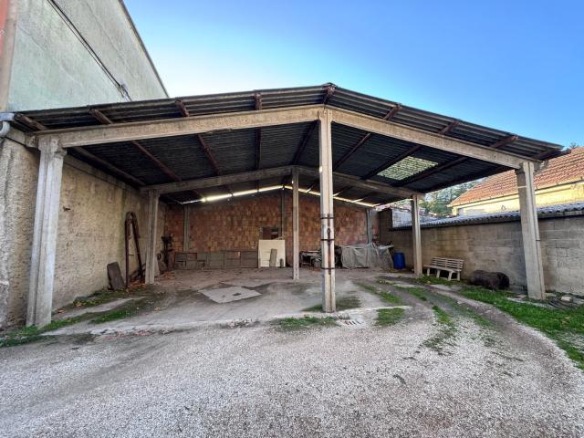 Locale Commerciale in vendita a Marche, Pesaro E Urbino