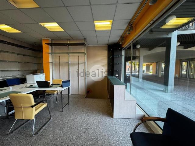 Locale Commerciale in vendita a Paderno, Seriate
