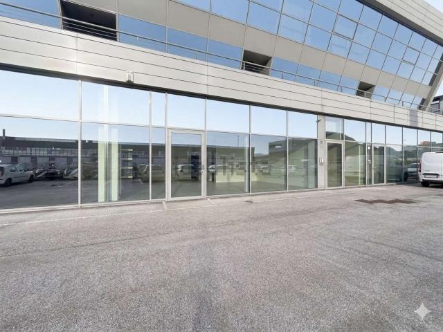 Locale Commerciale in vendita a Territorio Val d'Adige, Trento