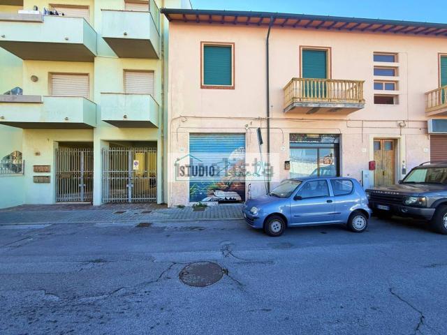 Locale Commerciale in vendita a Viareggio, Toscana